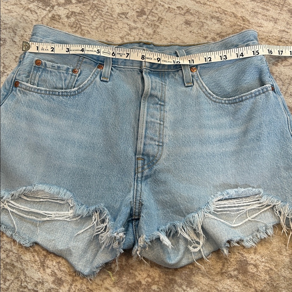 Levi's 501 Original Cut-Off Denim Shorts, featuring a classic button fly size 29 - Picture 7 of 9